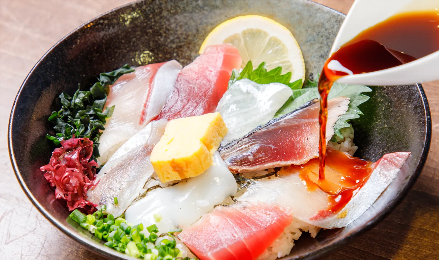新鮮な刺身を彩りよく盛りつけた海鮮丼